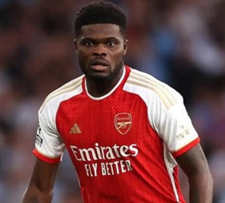 Theo thông tin từ nhà báo Fabrizio Romano, Arsenal đang xem xét bán tiền vệ Thomas Partey trong kỳ chuyển nhượng mùa hè 2024.