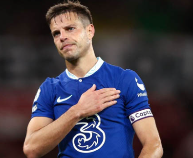 Đội trưởng Chelsea, Cesar Azpilicueta đã có hành động ý nghĩa với Mason Mount sau khi cầu thủ trẻ này được tung vào sân trong trận đấu giữa Chelsea và Manchester United.