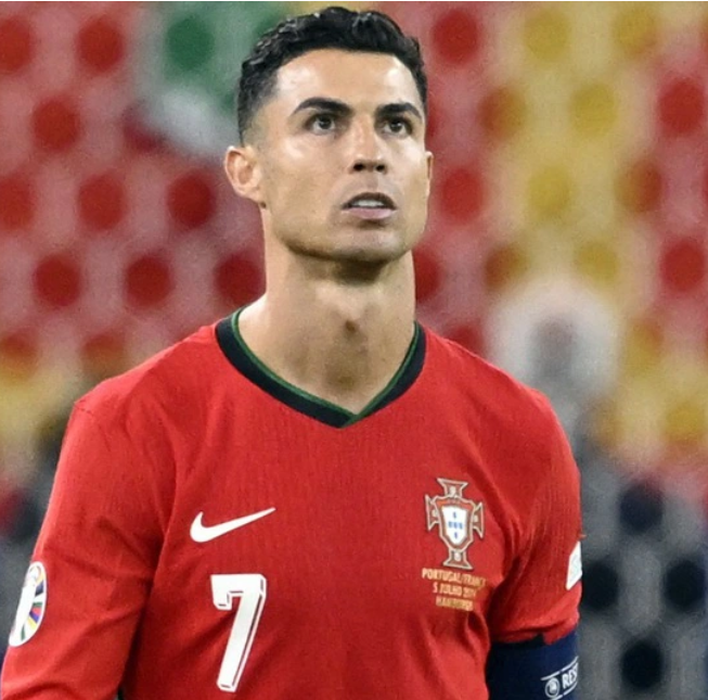 Nhiều bình luận viên và chuyên gia bóng đá đã lên tiếng khuyên Cristiano Ronaldo nên giã từ đội tuyển quốc gia Bồ Đào Nha sau khi họ bị loại khỏi Euro 2024