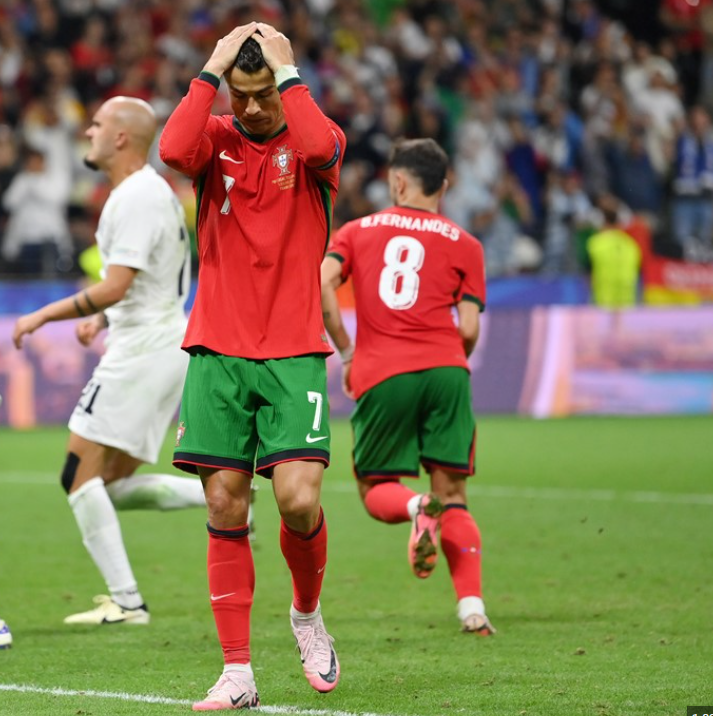 Cristiano Ronaldo thất vọng và tự trách sau khi đá hỏng penalty trong tận đấu gặp Slovenia vòng 1/8 Euro 2024