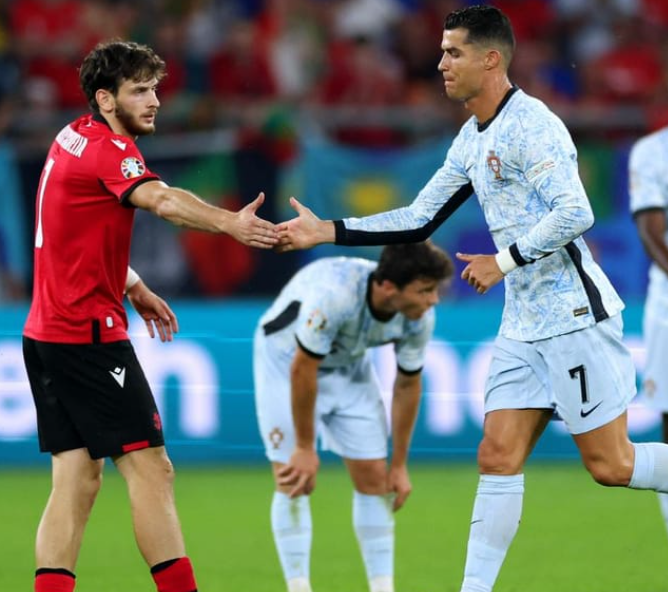 Khvicha Kvaratskhelia nhận áo đấu từ Ronaldo sau khi ghi bàn giúp Georgia đánh bại Bồ Đào Nha