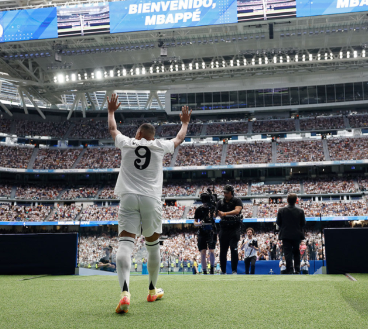 Kylian Mbappe chính thức ra mắt Real Madrid trong buổi lễ hoành tráng
