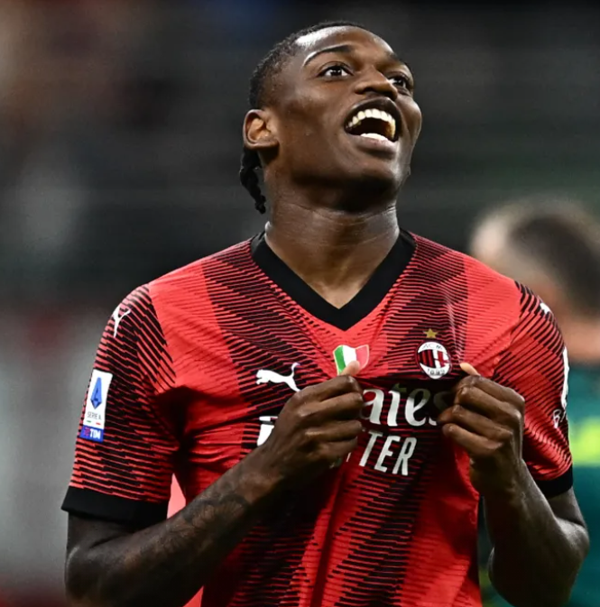 Theo nhiều nguồn tin uy tín, AC Milan đang tự tin giữ chân thành công tiền đạo Rafael Leao.