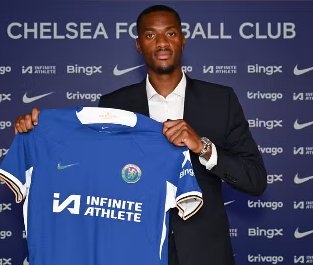 Chelsea có thể đã ký hợp đồng với trung vệ Tosin Adarabioyo nhờ sự tác động của hai cầu thủ: Raheem Sterling và Ashley Cole.