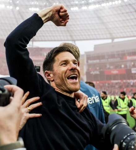 Huấn luyện viên Xabi Alonso của Bayer Leverkusen đã thể hiện sự khiêm tốn sau khi dẫn dắt đội bóng của mình đến chức vô địch Bundesliga lần đầu tiên sau 120 năm.